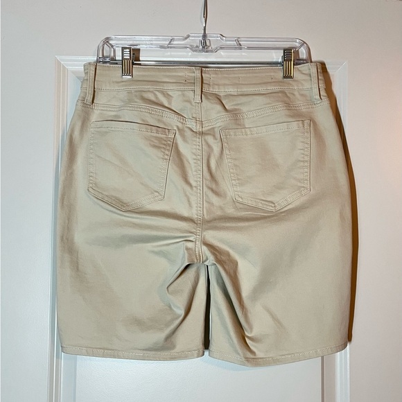 NYDJ | Ella Denim Shorts With Side Slits in Beige Size 8 - Picture 3 of 8